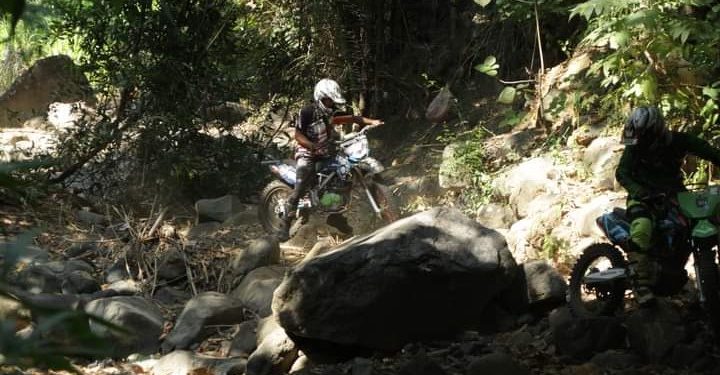 Menikmati Batu Pantai dan Lekuk Bukit Desa Les dari Atas Motor Trail