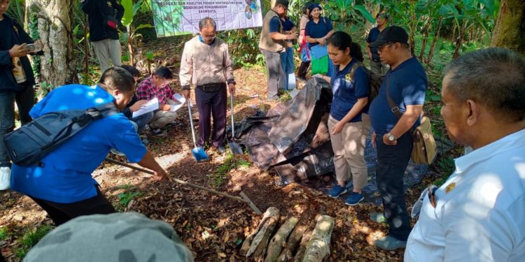 Petani Cengkeh di Asah Duren Belajar Mengolah Serasah Menjadi Kompos
