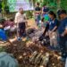 Petani Cengkeh di Asah Duren Belajar Mengolah Serasah Menjadi Kompos