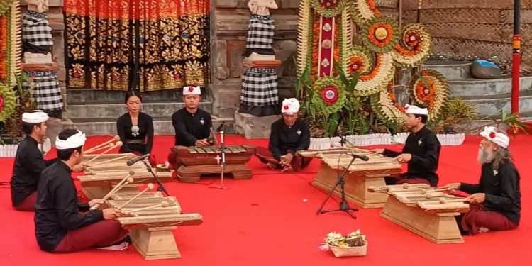 Gambang dan Saron Gamelan Desa Tangkas yang Sakral