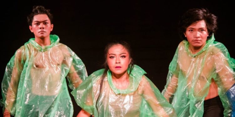 Menyuarakan Isu Lingkungan melalui Tari Kontemporer  “Sambil Menyelam Minum Plastik”