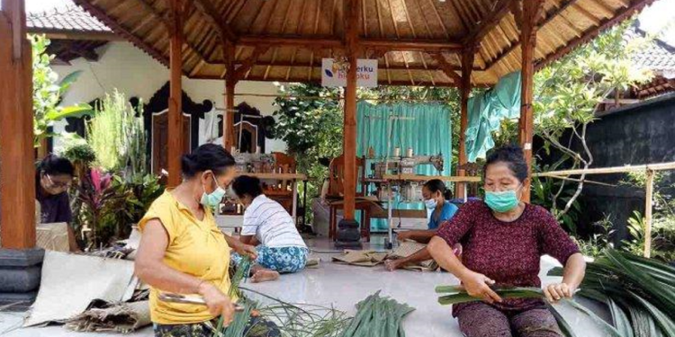 Tradisi Menganyam Tikar Pandan di Desa Tumbu, Tradisi yang Bertahan Menghidupi Warga