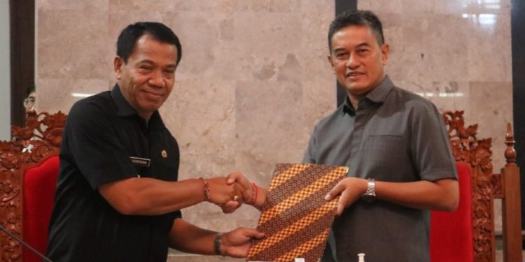 Rapat Paripurna DPRD Buleleng:  Pj. Bupati Menjawab Pertanyaan Dewan Tentang Kemiskinan