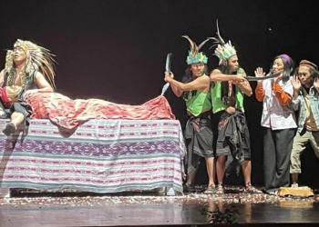 Pentas “AH” Teater Mandiri: Putu Wijaya Masih Hebat Dengan Cerita yang Membolak-Balik Pikiran