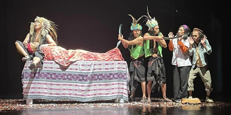 Pentas “AH” Teater Mandiri: Putu Wijaya Masih Hebat Dengan Cerita yang Membolak-Balik Pikiran