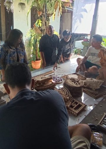Pemberdayaan Pengerajin Ukiran Bali di Batubulan Kangin Menuju Pasar Ekspor