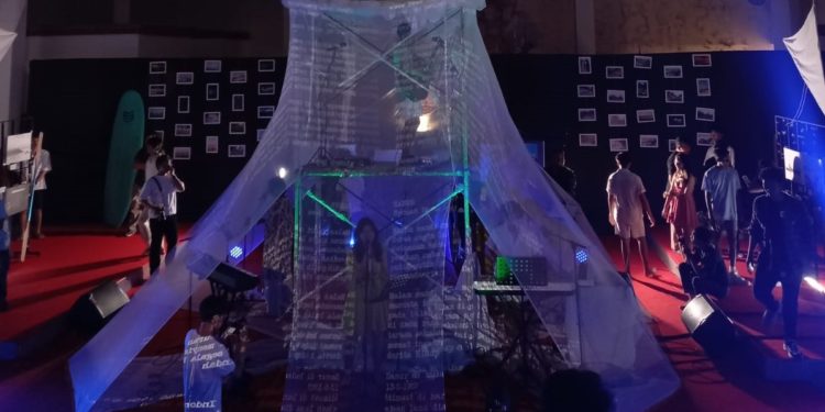 Kebebasan Ruang Menonton dalam Kolaborasi Muspus dan Fotografi Percakapan Selat Kelompok Sekali Pentas