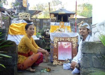 Adi Sewaka Nugraha Kepada I Ketut Santosa Untuk Kesetiaannya Mengembangkan Seni Lukis Kaca Nagasepaha