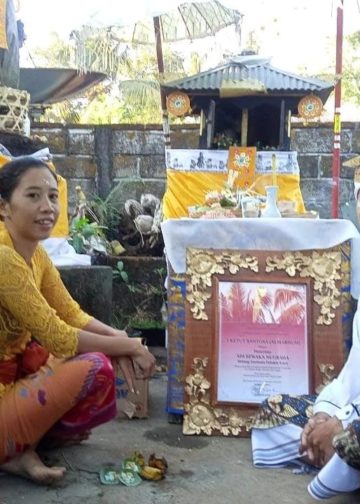 Adi Sewaka Nugraha Kepada I Ketut Santosa Untuk Kesetiaannya Mengembangkan Seni Lukis Kaca Nagasepaha