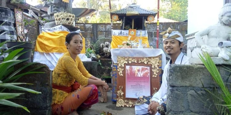 Adi Sewaka Nugraha Kepada I Ketut Santosa Untuk Kesetiaannya Mengembangkan Seni Lukis Kaca Nagasepaha