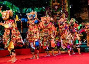 Ketika Siswa SMKN 4 Bangli Memainkan Wayang Wong Kumbakarna Lina