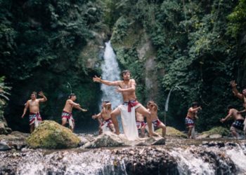 Cak Air “GanggaRam”: Seni Pertunjukan Baru di Air Terjun