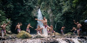 Cak Air “GanggaRam”: Seni Pertunjukan Baru di Air Terjun