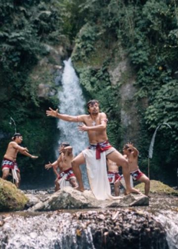 Cak Air “GanggaRam”: Seni Pertunjukan Baru di Air Terjun