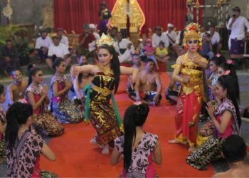 Malam Perayaan dan Pergelaran Budaya di Desa Tembok: Kolaborasi Dua Agama