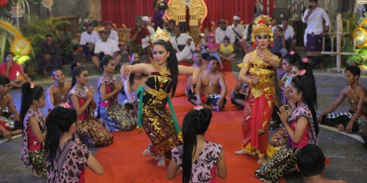 Malam Perayaan dan Pergelaran Budaya di Desa Tembok: Kolaborasi Dua Agama