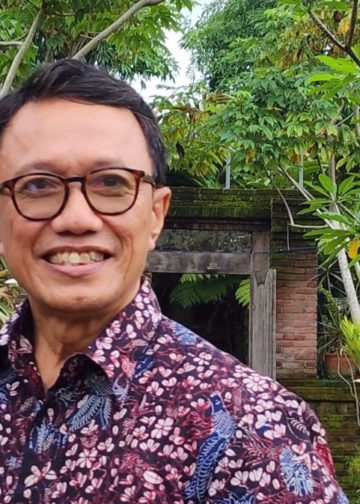 Menggugat Notaris