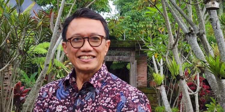 Menggugat Notaris