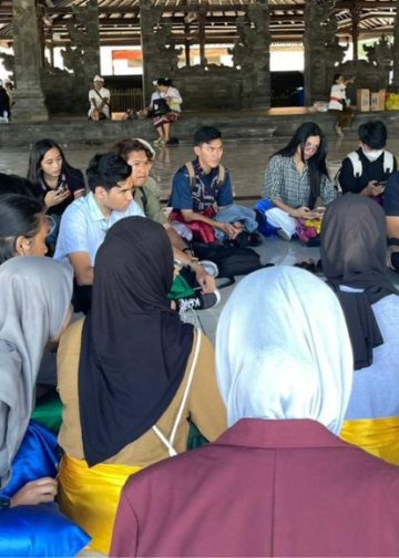 Mahasiswa Inbound Unud Mengeksplor Kawasan Pura Besakih dengan Modul Kebhinekaan