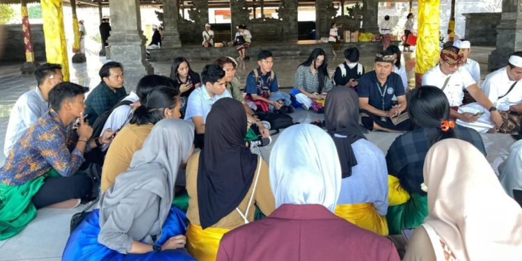 Mahasiswa Inbound Unud Mengeksplor Kawasan Pura Besakih dengan Modul Kebhinekaan