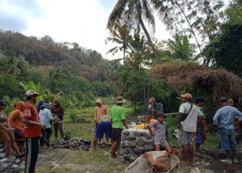 Para Orang Tua Itu Membangun Jembatan Sendiri Supaya Anak-Anak Mereka Bisa ke Sekolah