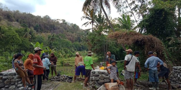 Para Orang Tua Itu Membangun Jembatan Sendiri Supaya Anak-Anak Mereka Bisa ke Sekolah