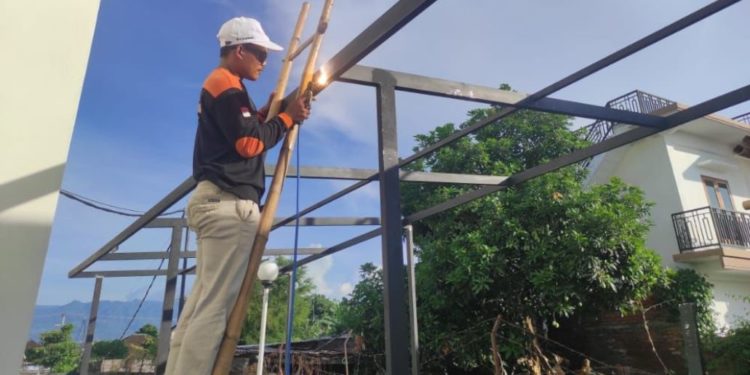 Ragam Cara Mahasiswa Undiksha Menutup Biaya Hidup: Jadi Tukang Las, Ojol, Hingga Petugas Survei