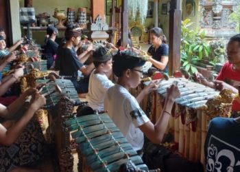 PKM ISI Denpasar : Pembinaan Gending Bopong Gaya Kayumas di Sanggar Tabuh Kembang Waru Denpasar