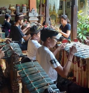 PKM ISI Denpasar : Pembinaan Gending Bopong Gaya Kayumas di Sanggar Tabuh Kembang Waru Denpasar