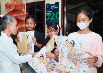 Upaya-upaya Menjaga Regenerasi Pelukis Wayang Kamasan | Dari PkM Akademisi Undiksha