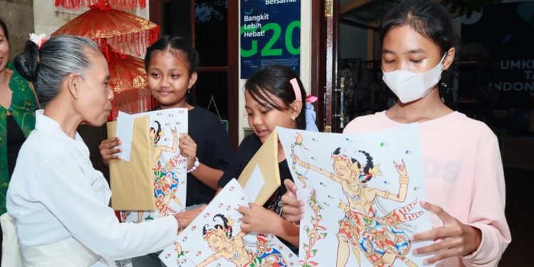 Upaya-upaya Menjaga Regenerasi Pelukis Wayang Kamasan | Dari PkM Akademisi Undiksha