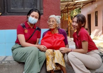 Mahasiswa Ilmu Komunikasi STAHN Mpu Kuturan “Ngejot” Untuk Lansia di Desa Sekitar Kampus