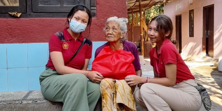 Mahasiswa Ilmu Komunikasi STAHN Mpu Kuturan “Ngejot” Untuk Lansia di Desa Sekitar Kampus