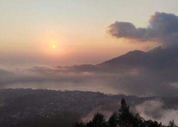 Kenapa Semua Orang Mengejar Matahari Pagi di Puncak Gunung Batur?