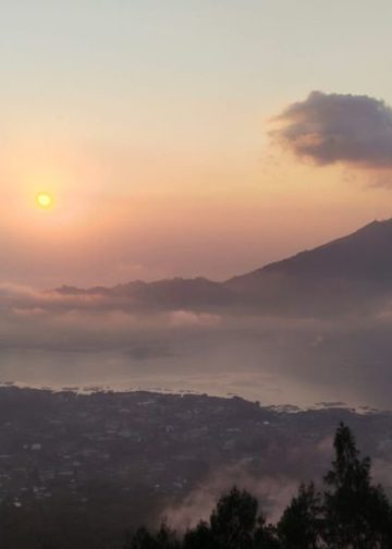 Kenapa Semua Orang Mengejar Matahari Pagi di Puncak Gunung Batur?