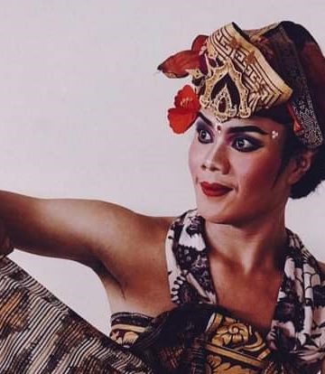 Tara Listiawan, Kesetiaan Membina Anak-anak Menari di Desa Padang Bulia