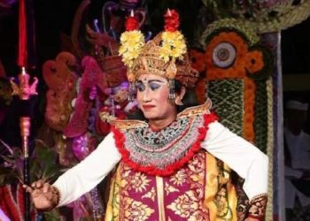 Menonton Patih Madri di Jaba Pura Dalem Gede Sukawati 