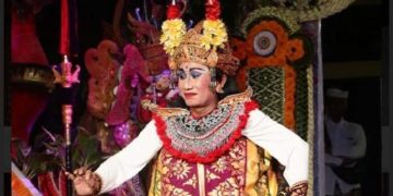 Menonton Patih Madri di Jaba Pura Dalem Gede Sukawati 