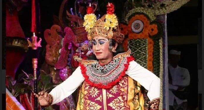 Menonton Patih Madri di Jaba Pura Dalem Gede Sukawati 
