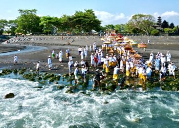 Batur, Tradisi, Upacara Danu Kerti: Cerita Melasti ke Segara Watuklotok