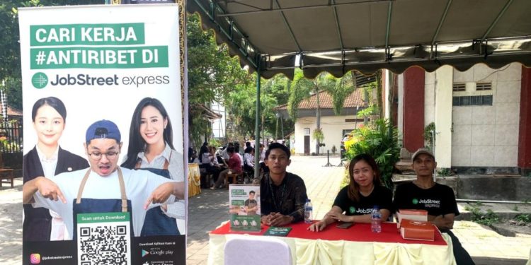 Whoosh…Mencari Kerja Secepat Laju Kereta Api Ekspres