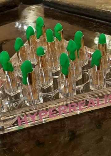 Meja yang Menyatakan Hasrat