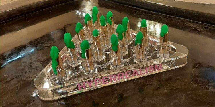 Meja yang Menyatakan Hasrat