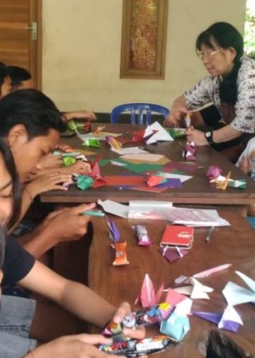 Anak-Anak Pedawa dan Seni Melipat Kertas