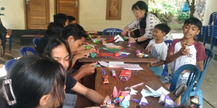 Anak-Anak Pedawa dan Seni Melipat Kertas