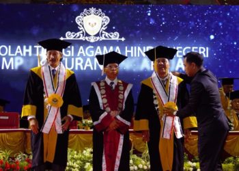 STAHN Mpu Kuturan Singaraja: 2 Guru Besar Dikukuhkan, 129 Mahasiswa Diwisuda