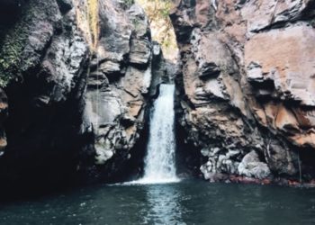 Diapit Tebing Kemerahan, Wisata Air Terjun Tembok Barak Pantang Dilewatkan