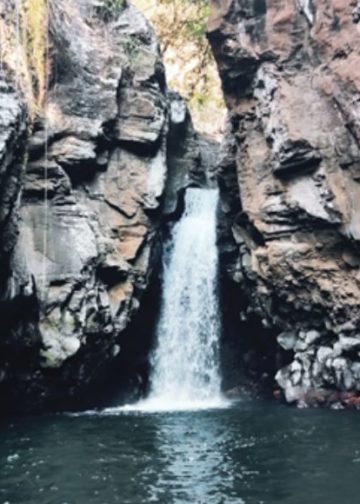 Diapit Tebing Kemerahan, Wisata Air Terjun Tembok Barak Pantang Dilewatkan