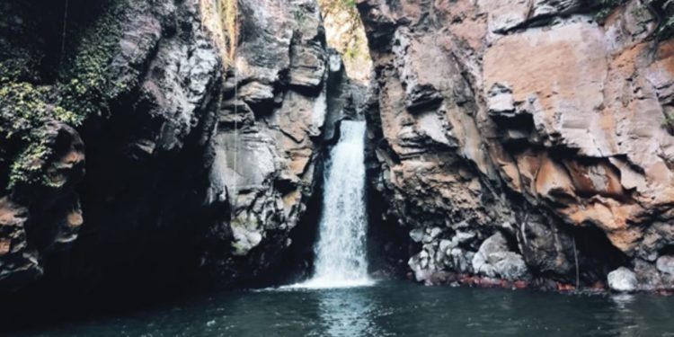 Diapit Tebing Kemerahan, Wisata Air Terjun Tembok Barak Pantang Dilewatkan