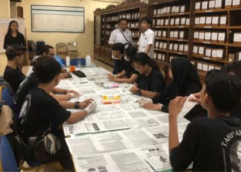 Mahasiswa Sastra Jawa Kuna Unud Lakukan Konservasi Lontar Masyarakat di ULU